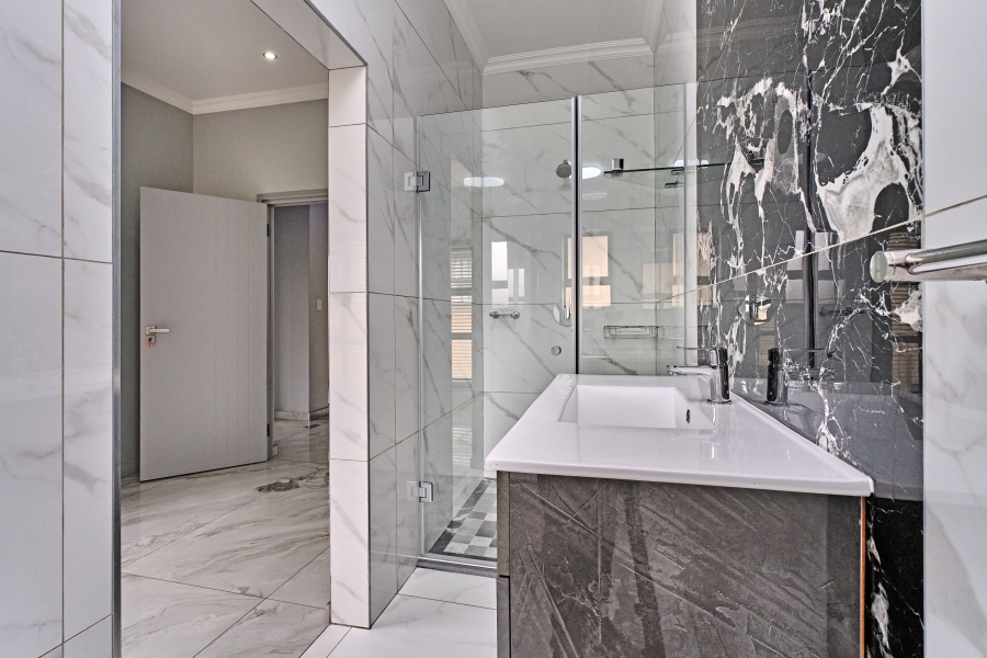 5 Bedroom Property for Sale in Greenstone Hill Gauteng