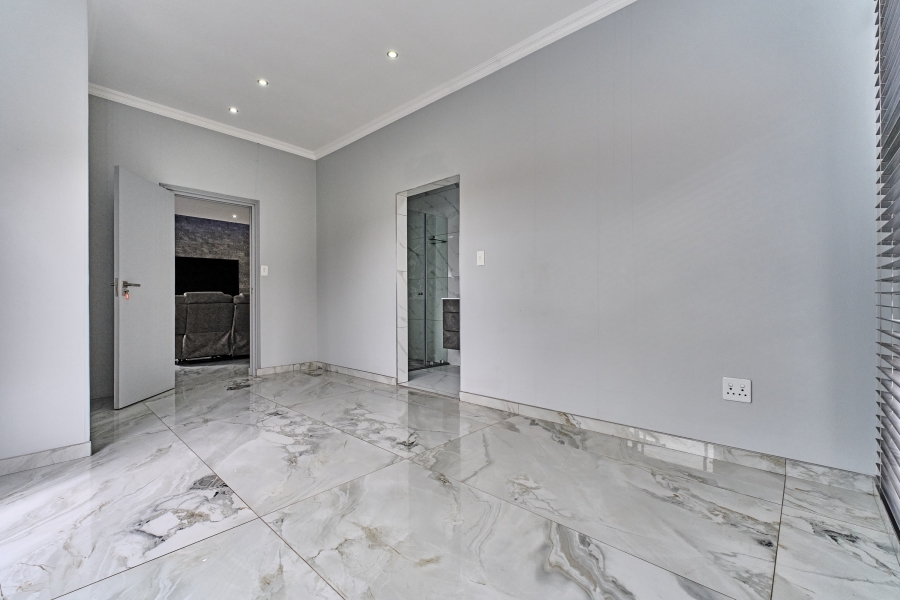 5 Bedroom Property for Sale in Greenstone Hill Gauteng