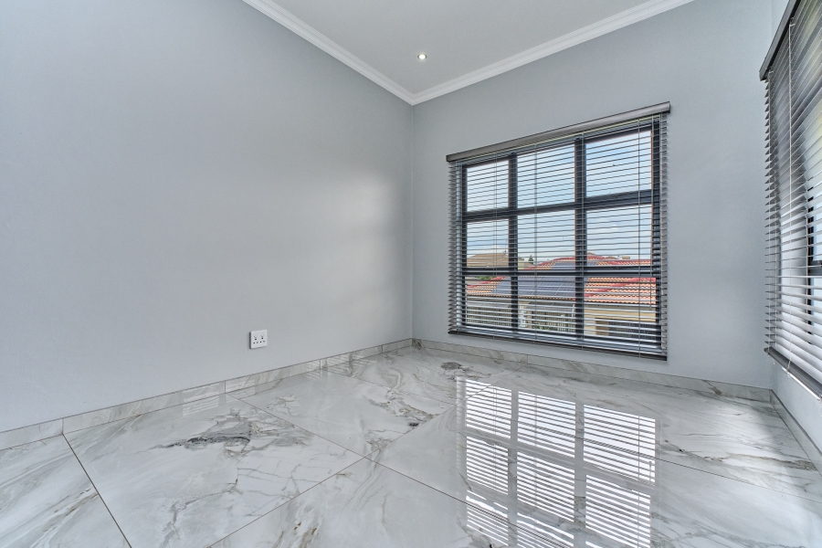 5 Bedroom Property for Sale in Greenstone Hill Gauteng