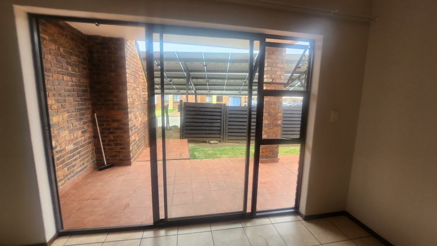 To Let 2 Bedroom Property for Rent in Sonneveld Gauteng