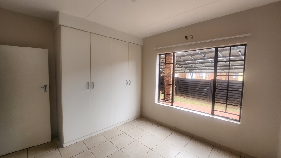 To Let 2 Bedroom Property for Rent in Sonneveld Gauteng