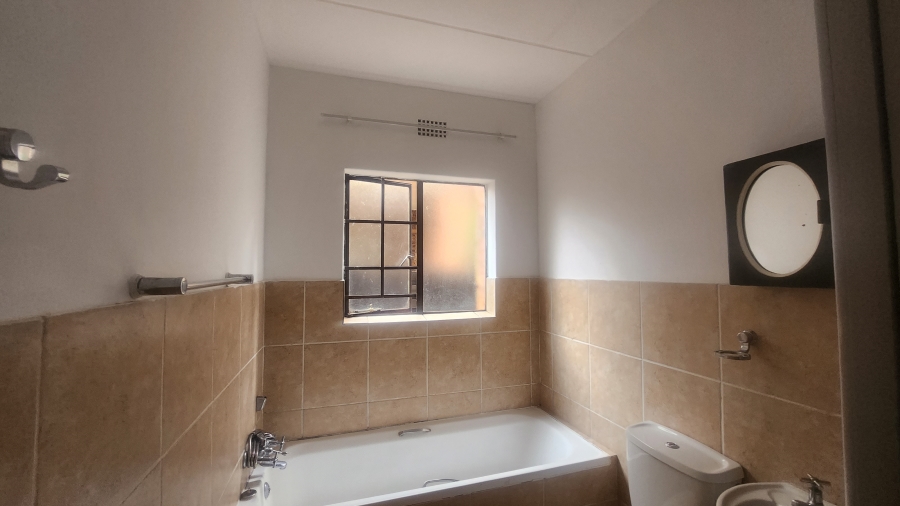 To Let 2 Bedroom Property for Rent in Sonneveld Gauteng