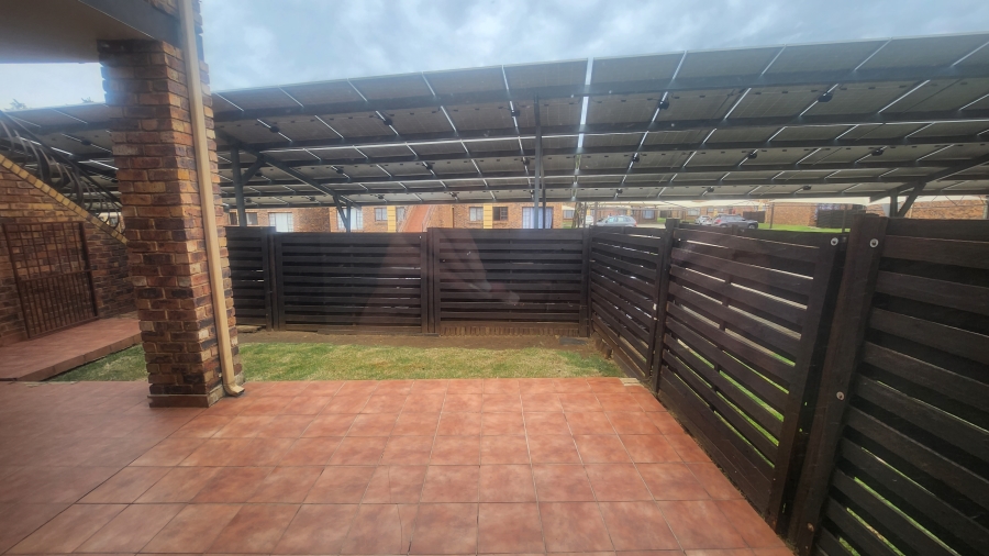 To Let 2 Bedroom Property for Rent in Sonneveld Gauteng