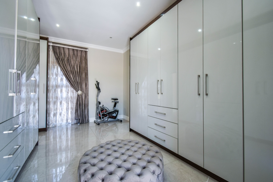 5 Bedroom Property for Sale in Copperleaf Estate Gauteng