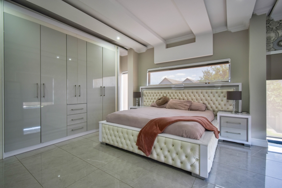 5 Bedroom Property for Sale in Copperleaf Estate Gauteng