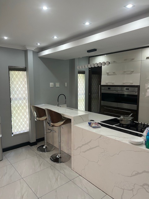 5 Bedroom Property for Sale in Greenstone Hill Gauteng