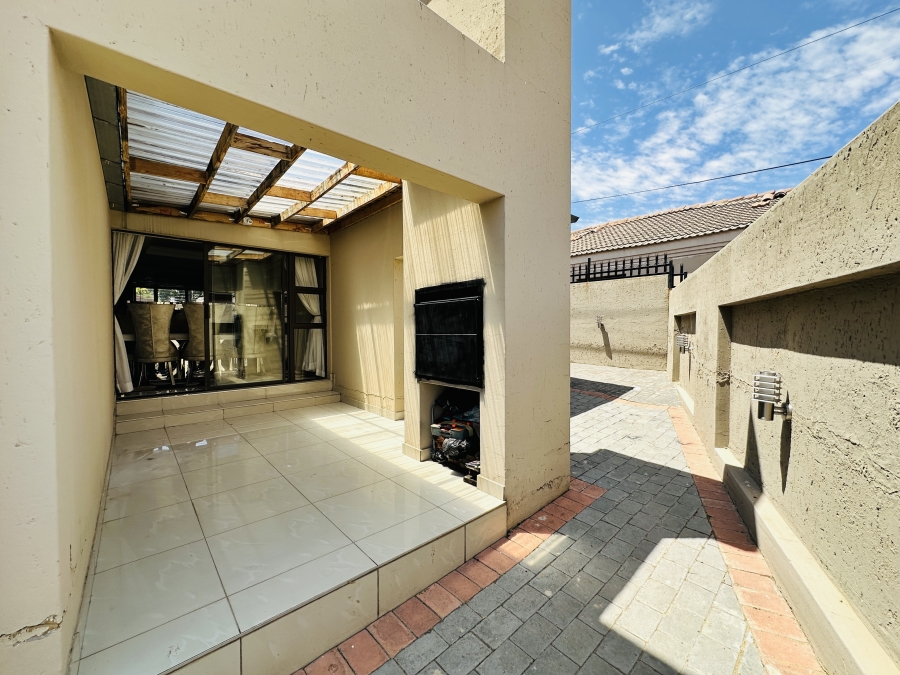 4 Bedroom Property for Sale in Meredale Gauteng