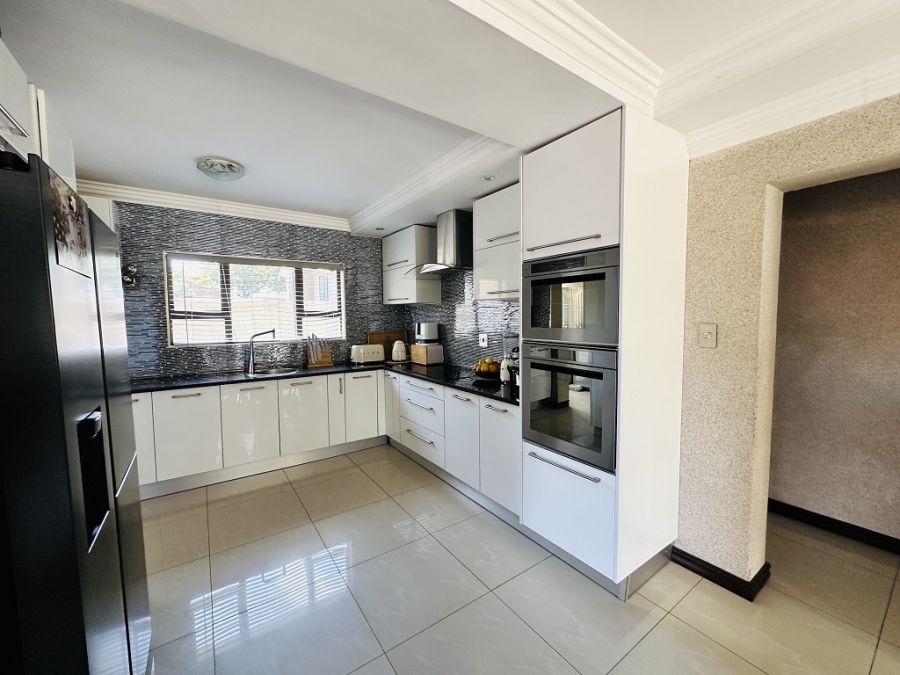4 Bedroom Property for Sale in Meredale Gauteng