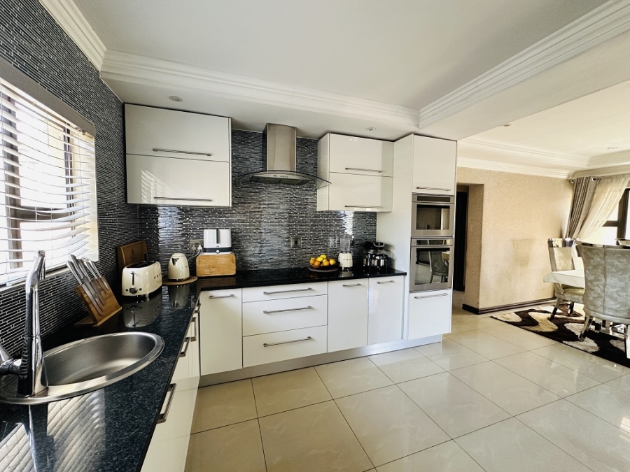 4 Bedroom Property for Sale in Meredale Gauteng