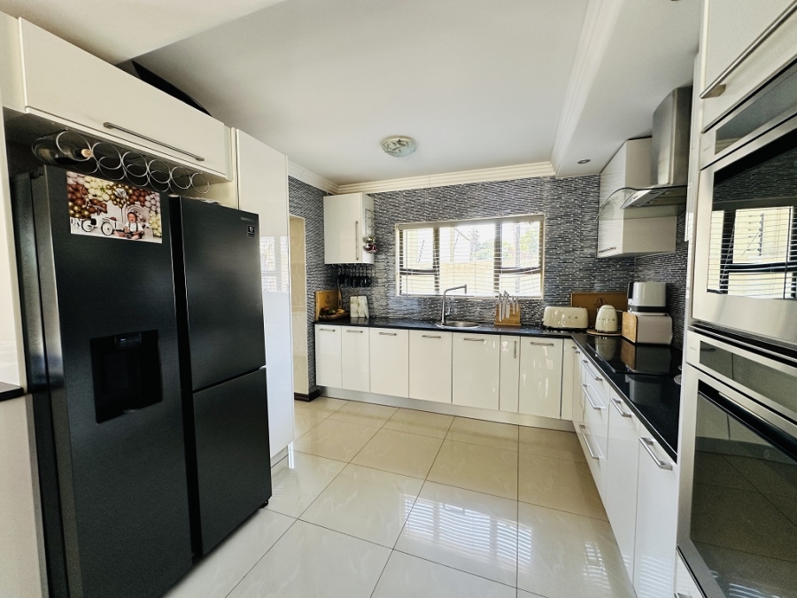 4 Bedroom Property for Sale in Meredale Gauteng