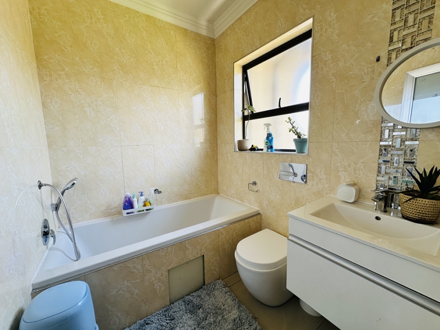 4 Bedroom Property for Sale in Meredale Gauteng