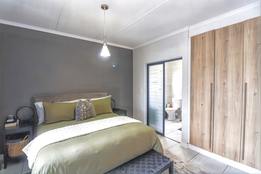 2 Bedroom Property for Sale in Waterfall Gauteng