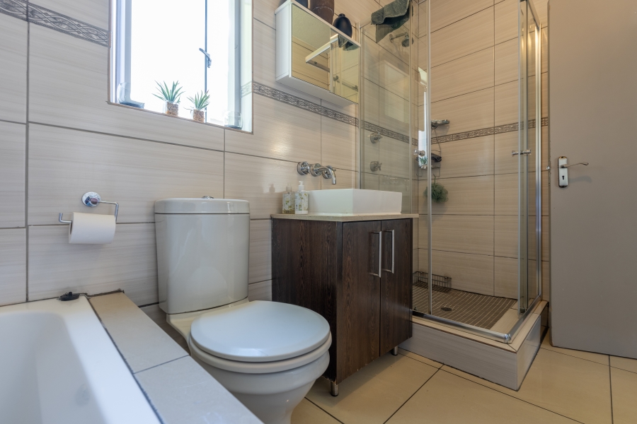 1 Bedroom Property for Sale in Broadacres Gauteng