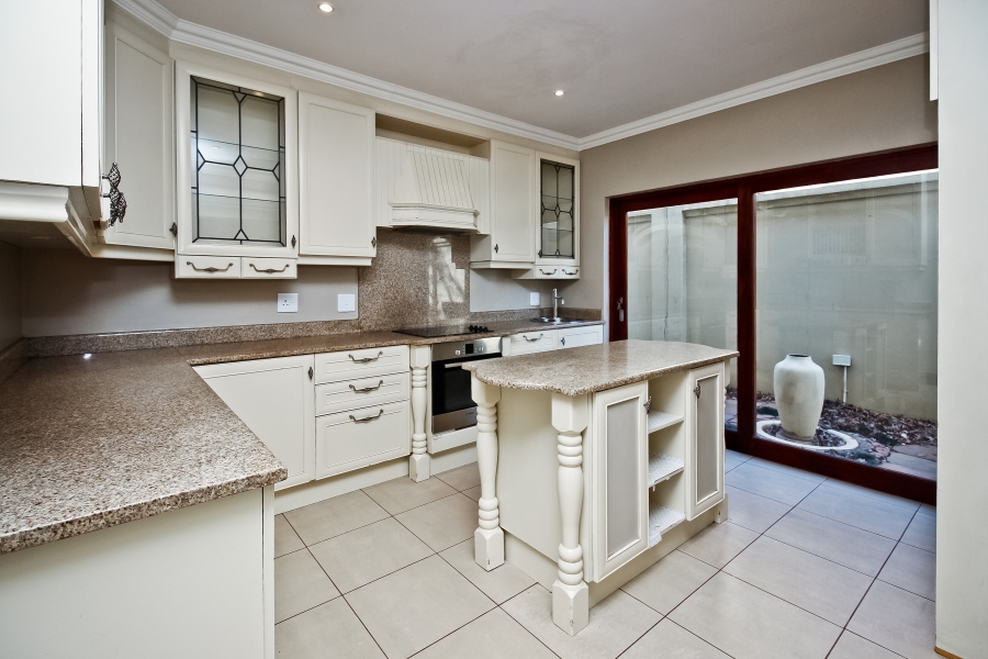 To Let 4 Bedroom Property for Rent in Sandown Gauteng