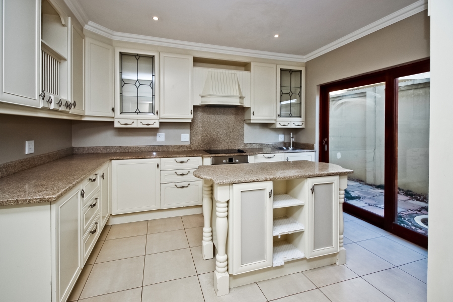 To Let 4 Bedroom Property for Rent in Sandown Gauteng
