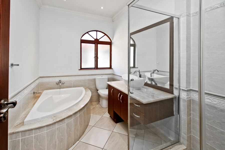 To Let 4 Bedroom Property for Rent in Sandown Gauteng