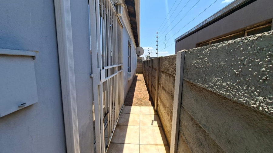 To Let 3 Bedroom Property for Rent in Denneoord Gauteng