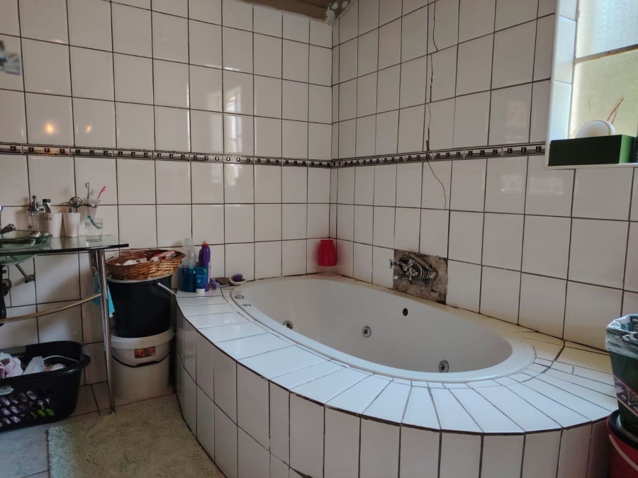 4 Bedroom Property for Sale in Vorna Valley Gauteng