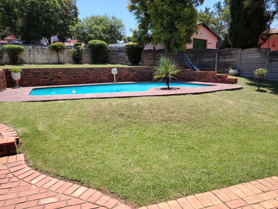 4 Bedroom Property for Sale in Vorna Valley Gauteng