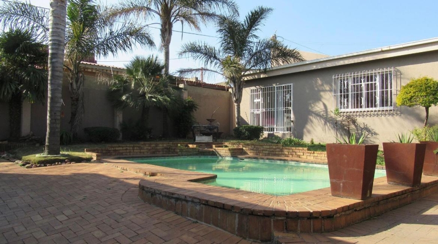 4 Bedroom Property for Sale in Linmeyer Gauteng