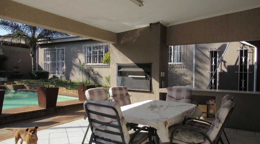 4 Bedroom Property for Sale in Linmeyer Gauteng
