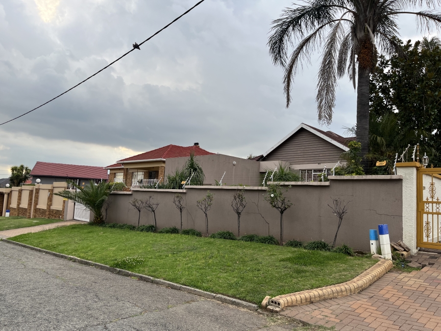 4 Bedroom Property for Sale in Linmeyer Gauteng
