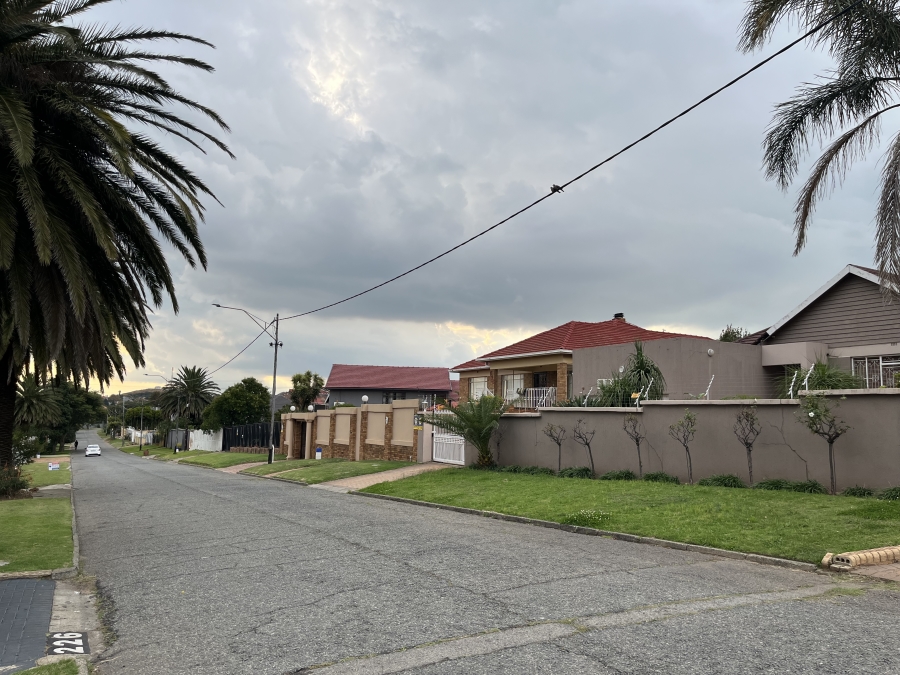 4 Bedroom Property for Sale in Linmeyer Gauteng