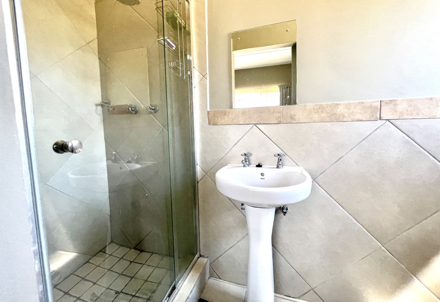 2 Bedroom Property for Sale in Glen Austin Gauteng