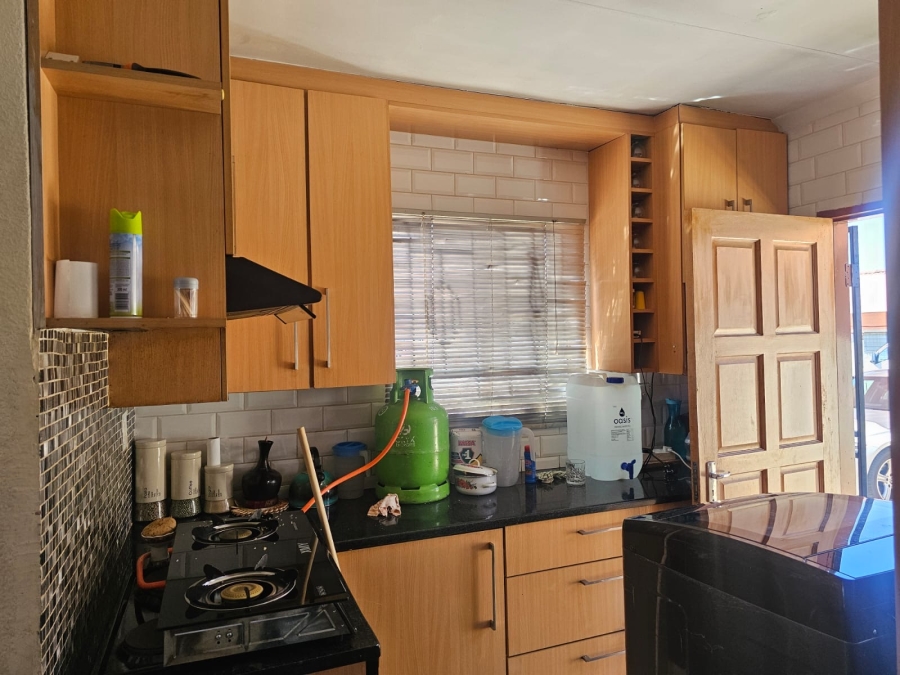 2 Bedroom Property for Sale in Clayville Gauteng