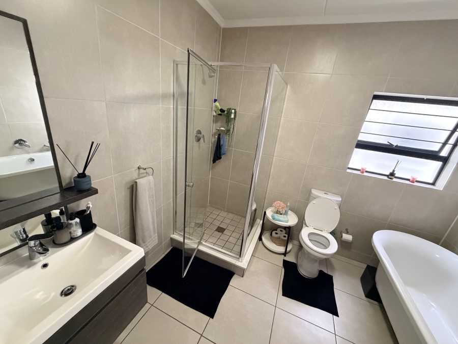 2 Bedroom Property for Sale in Petervale Gauteng