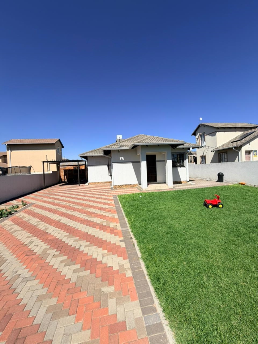 To Let 2 Bedroom Property for Rent in Olievenhoutbosch Gauteng