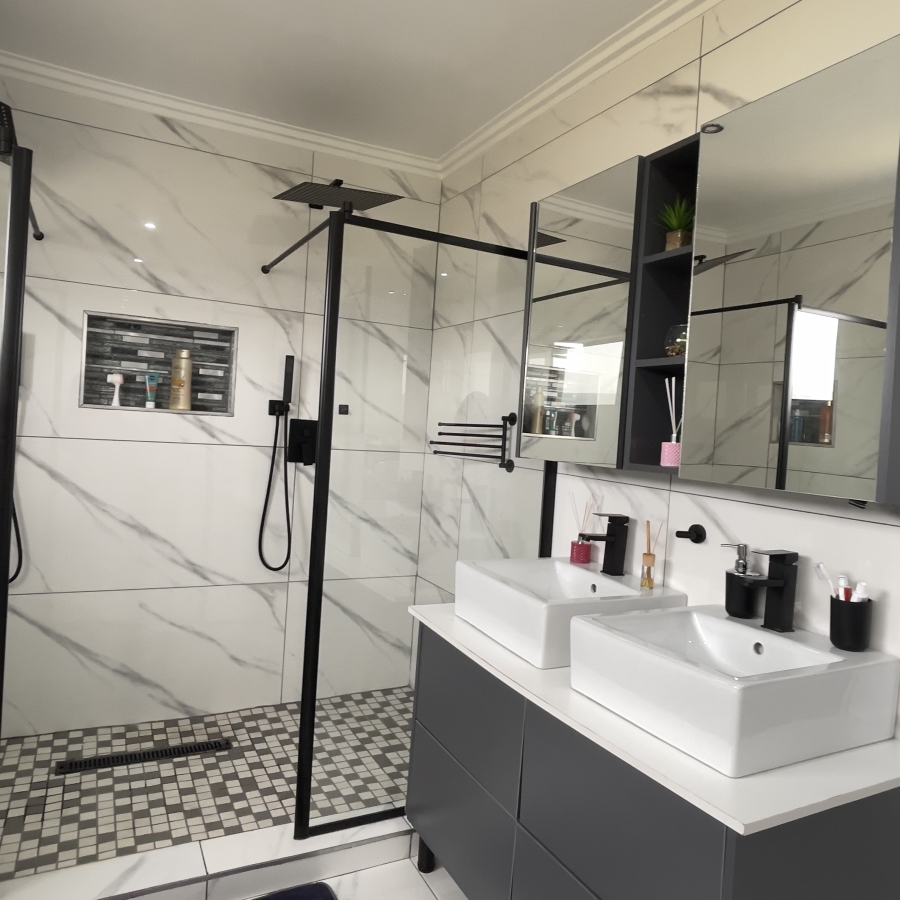 5 Bedroom Property for Sale in Bronkhorstbaai Gauteng