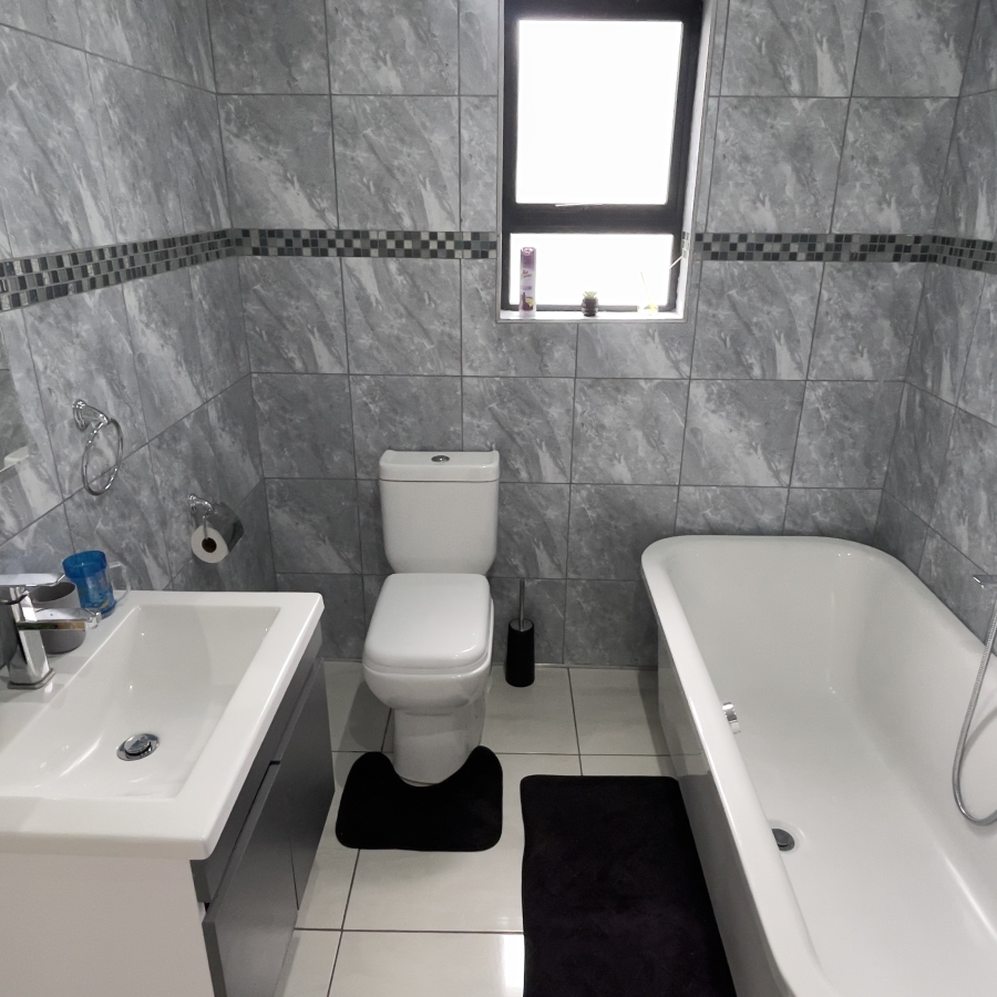 5 Bedroom Property for Sale in Bronkhorstbaai Gauteng