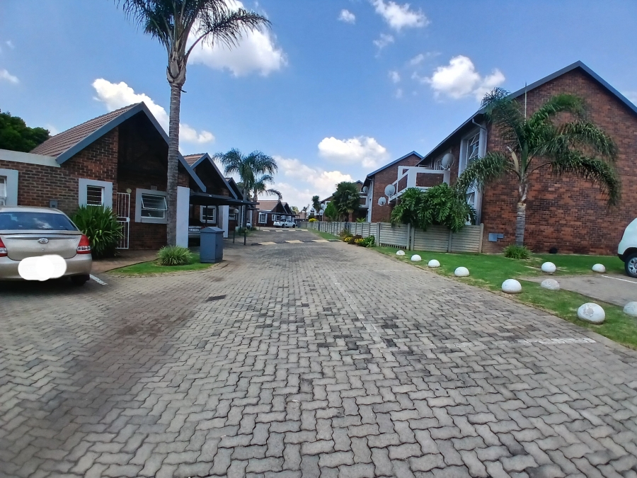 1 Bedroom Property for Sale in Glen Marais Gauteng