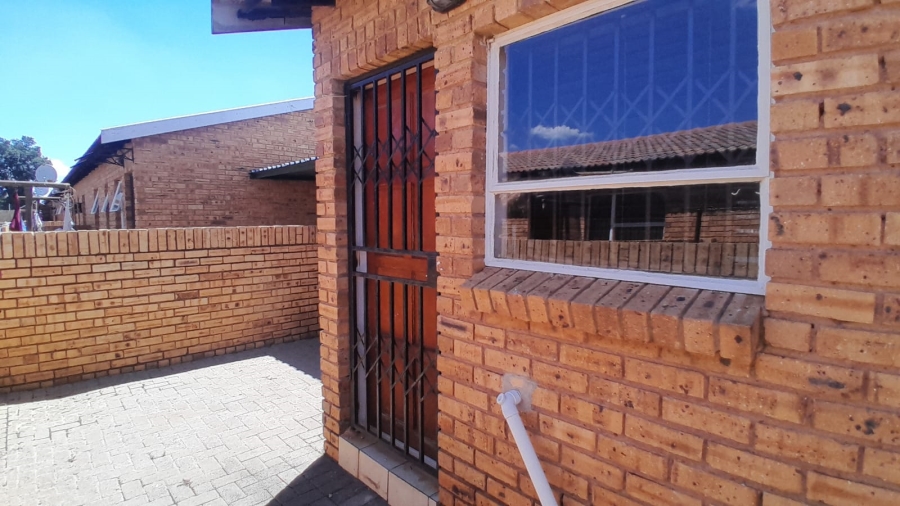 1 Bedroom Property for Sale in Finsbury Gauteng