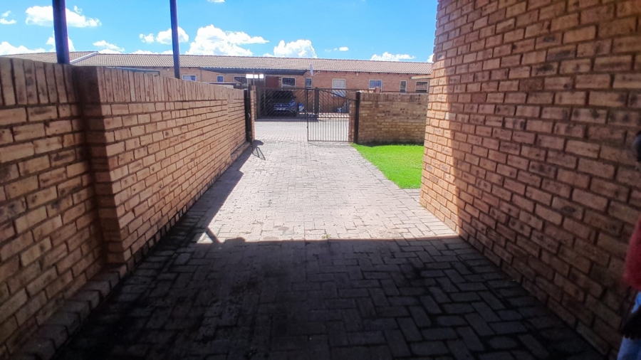 1 Bedroom Property for Sale in Finsbury Gauteng