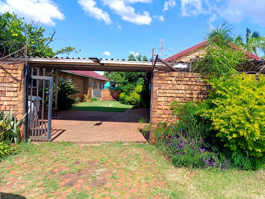 2 Bedroom Property for Sale in Hesteapark Gauteng