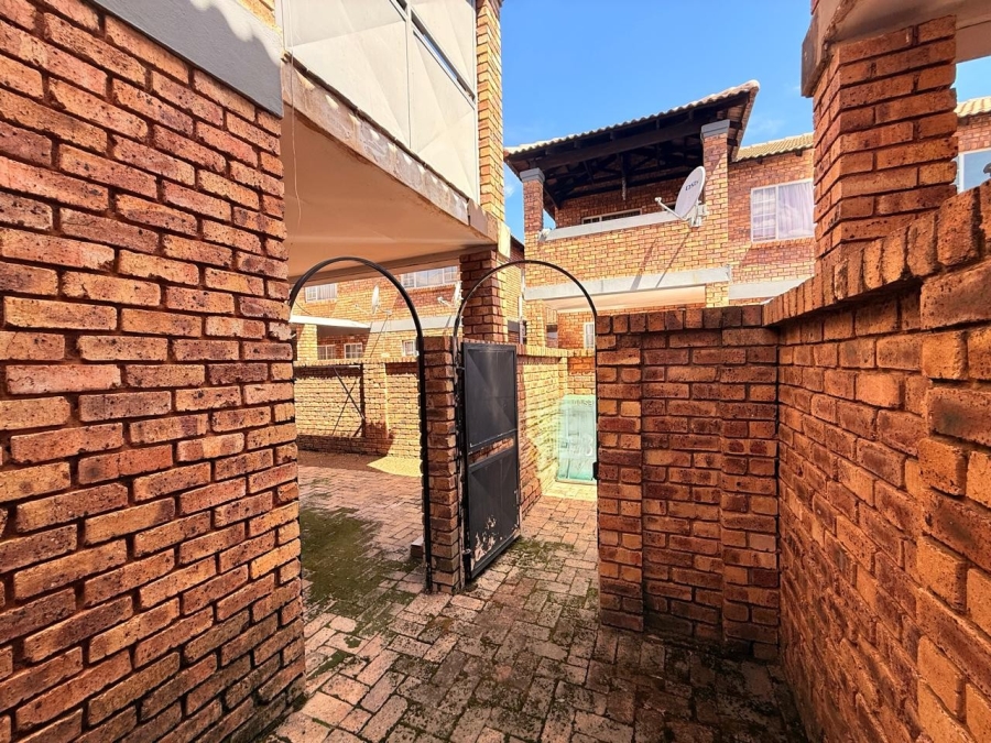 To Let 2 Bedroom Property for Rent in Andeon AH Gauteng