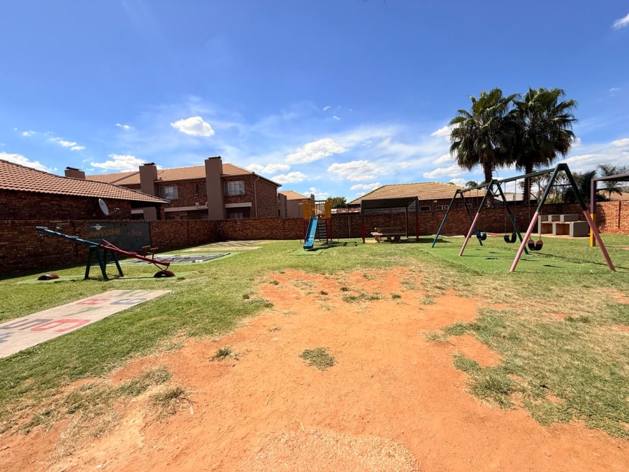 To Let 2 Bedroom Property for Rent in Andeon AH Gauteng