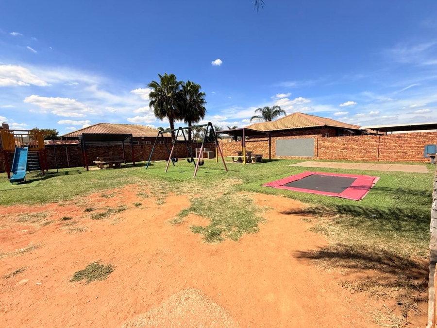 To Let 2 Bedroom Property for Rent in Andeon AH Gauteng