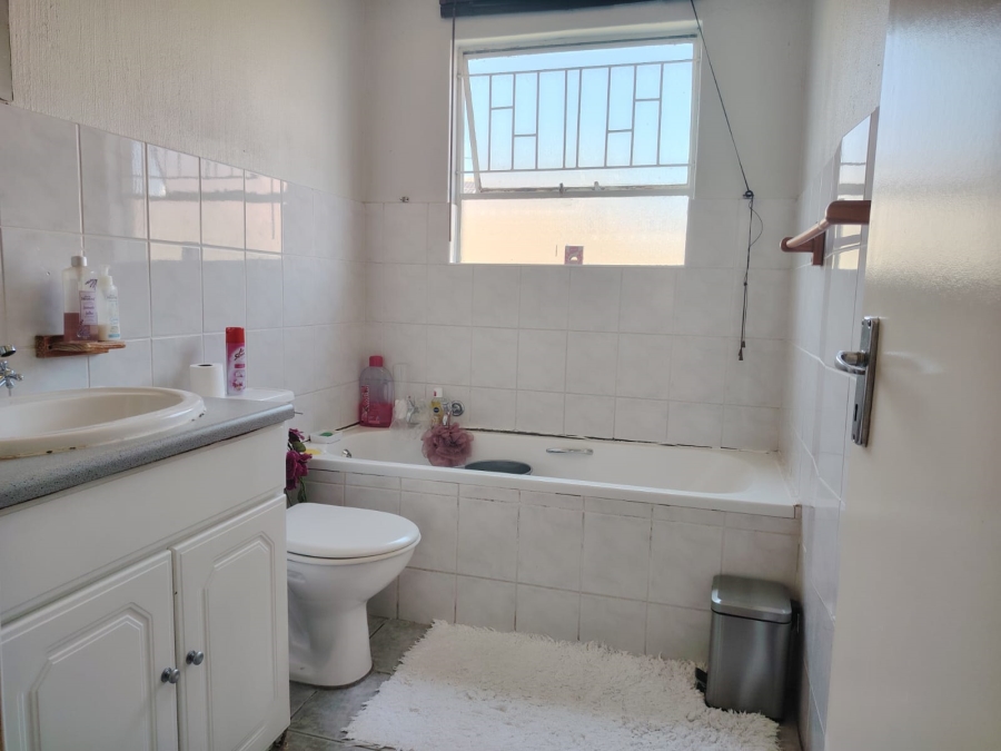 2 Bedroom Property for Sale in Vorna Valley Gauteng