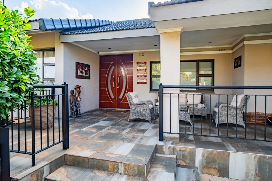 4 Bedroom Property for Sale in Linmeyer Gauteng