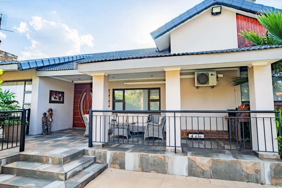 4 Bedroom Property for Sale in Linmeyer Gauteng