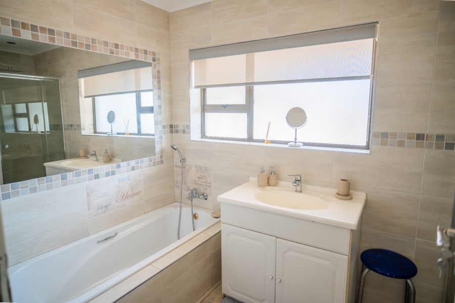 4 Bedroom Property for Sale in Linmeyer Gauteng