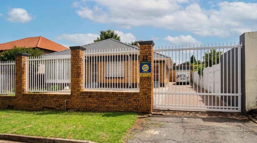 3 Bedroom Property for Sale in Linmeyer Gauteng