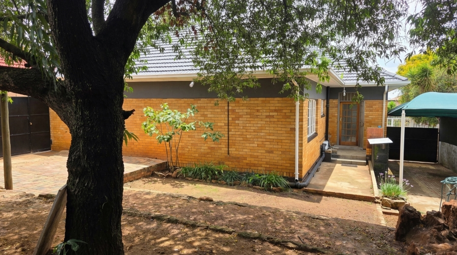 3 Bedroom Property for Sale in Linmeyer Gauteng