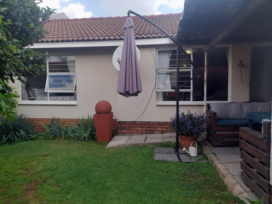2 Bedroom Property for Sale in Magaliessig Gauteng
