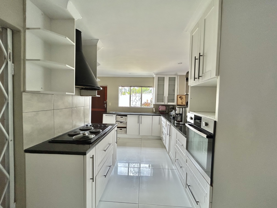 To Let 4 Bedroom Property for Rent in Vorna Valley Gauteng