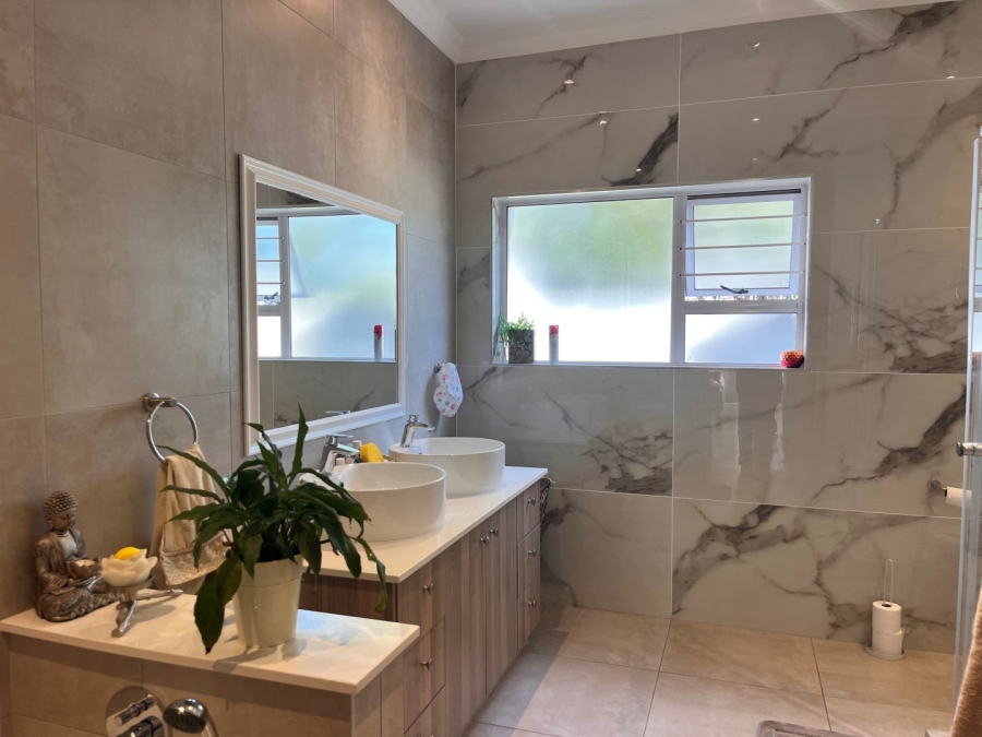 5 Bedroom Property for Sale in Highlands North Gauteng