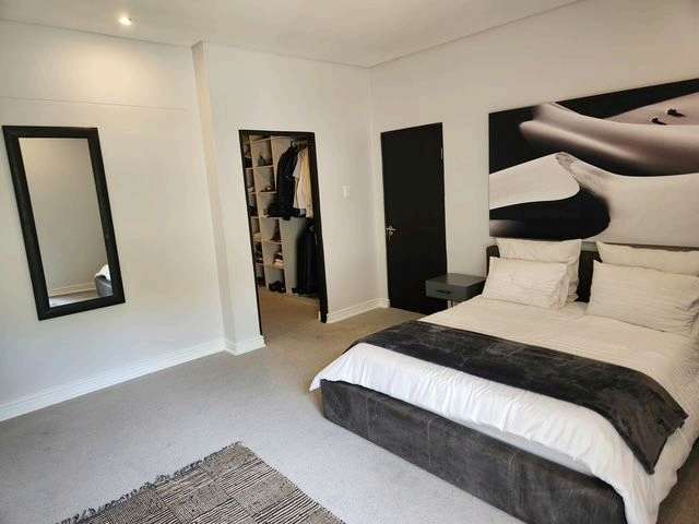 To Let 2 Bedroom Property for Rent in Saxonwold Gauteng